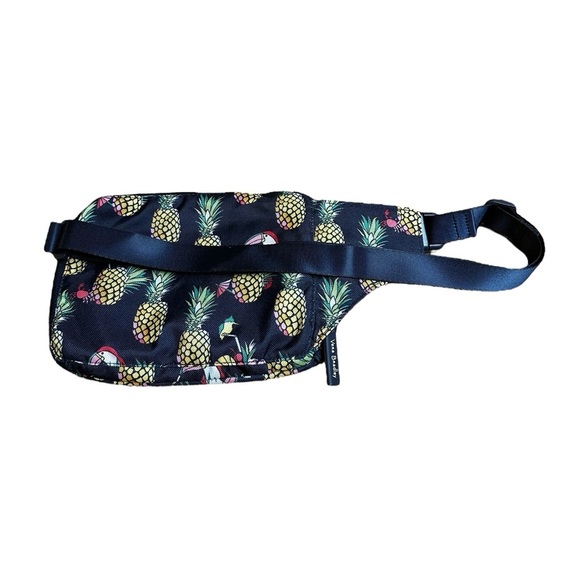 VERA BRADLEY Lighten Up Belt Bag Toucan Party Pineapples Navy Fanny Pack - NWT - Picture 3 of 10